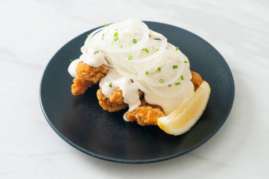 Kore usulü kremalı soğan soslu kar soğanı tavuğu ya da kızarmış tavuk.