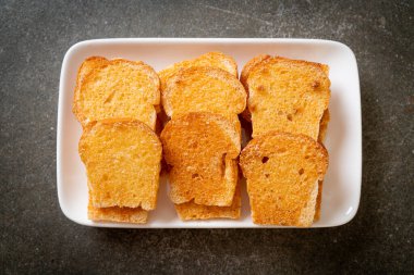 tereyağlı ve şekerli kızarmış ekmek.