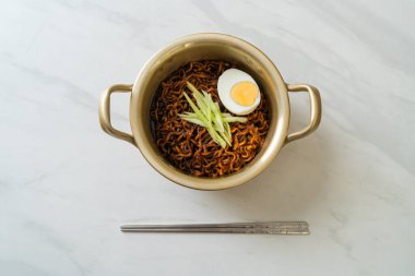 Kore fasulye soslu Anında Erişte salatalık ve haşlanmış yumurta (Jajangmyeon veya Jjajangmyeon) - Kore yemek tarzı