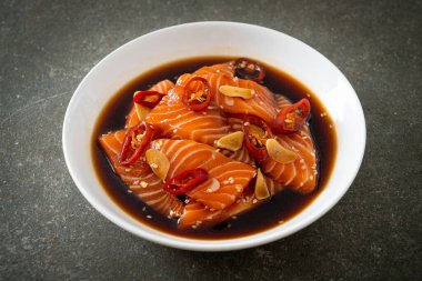 Shoyu soslu taze somon ya da soya soslu.