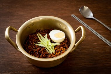 Kore fasulye soslu Anında Erişte salatalık ve haşlanmış yumurta (Jajangmyeon veya Jjajangmyeon) - Kore yemek tarzı