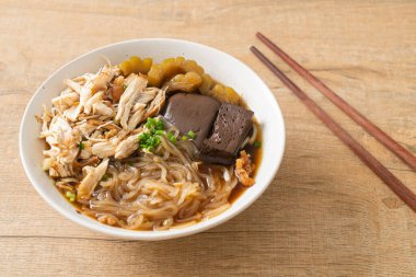 Kahverengi Çorba Kasesinde haşlanmış Tavuk Eriştesi - Asya usulü