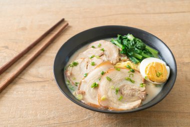 Domuz etli ve yumurtalı erişte çorbası ya da Tonkotsu eriştesi Japon yemeği tarzı.