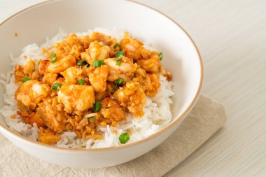 Sarımsaklı karides ve karides lapası.