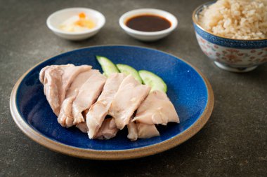 Tavuklu pilav ya da tavuk çorbası ile buğulanmış pirinç - Asya yemeği tarzı.