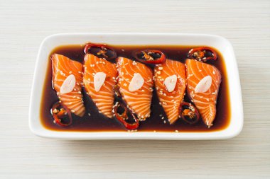 Salamura edilmiş somon balığı ya da Kore usulü soya sosu.