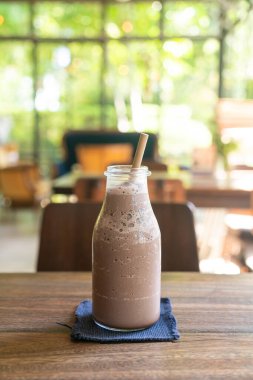 Buzlu çikolatalı milkshake frappe ya da kafe ve restoranda harmanlamak.