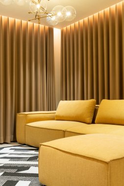 Oturma odasında boş altın hardal kanepesi