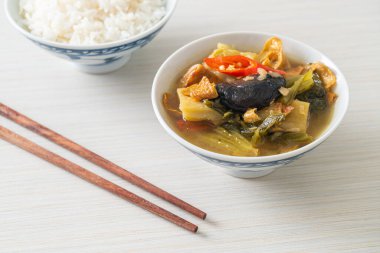 haşlanmış lahana turşusu ve acı kabak çorbası - Asya ve vegan ve vejetaryen yemek tarzı