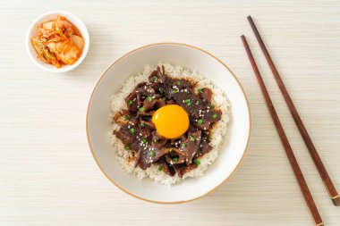 Soya aromalı pilav veya Japon Pork Donburi kasesi - Asya yemeği tarzı