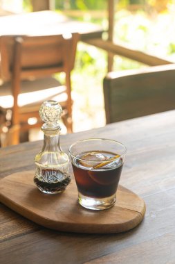 Ahşap tepside buzlu soğuk kahve - yumuşak odak noktası