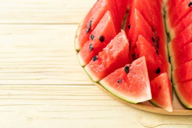 Tahta tabakta dilimlenmiş taze karpuz