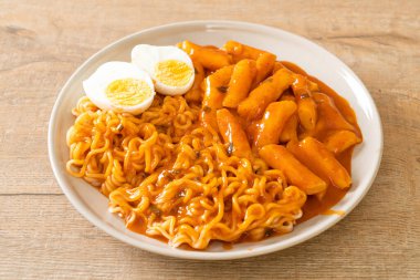 Baharatlı Kore soslu Ramen veya Kore hazır eriştesi ve Tteokbokki - Kore yemeği tarzı