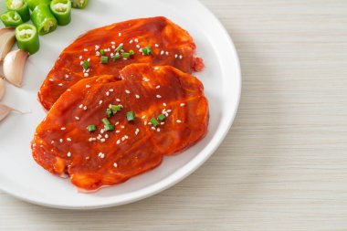 Kore usulü ızgara için baharatlı Kore ezmesiyle marine edilmiş domuz eti ya da taze domuz eti.