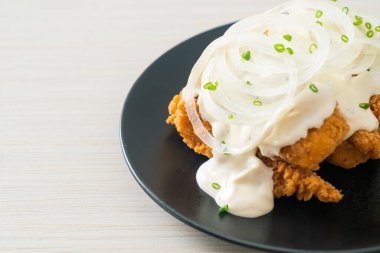 Kore usulü kremalı soğan soslu kar soğanı tavuğu ya da kızarmış tavuk.