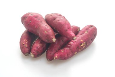 Beyaz arka planda izole edilmiş taze Japon patatesleri.