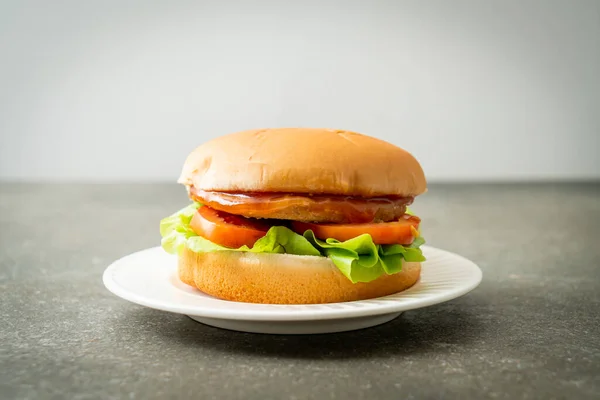 Kuřecí Burger Omáčkou Bílém Talíři — Stock fotografie
