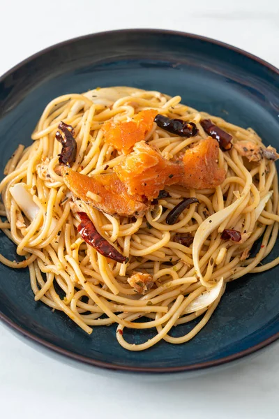 Smażone Spaghetti Łososiem Suszonym Chili Styl Żywności Fusion — Zdjęcie stockowe