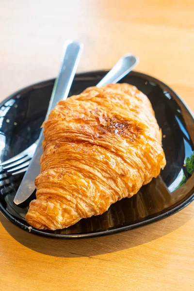 Frisches Buttercroissant Auf Schwarzem Teller — Stockfoto