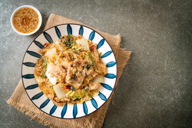 Kızarmış Tayland usulü Sukiyaki ya da Sukiyaki soslu domuz ve sebzeli karışık vermicelli Asya yemeği.