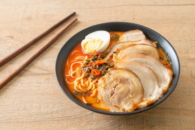 Ramen Eriştesi Baharatlı Tomyum Çorbası ile Kızarmış Domuz Füzyon Gıda Stili