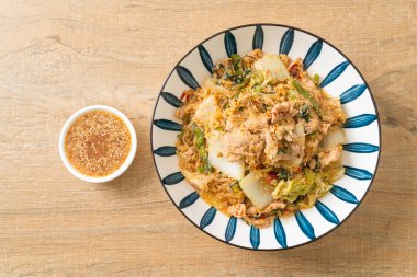 Kızarmış Tayland usulü Sukiyaki ya da Sukiyaki soslu domuz ve sebzeli karışık vermicelli Asya yemeği.