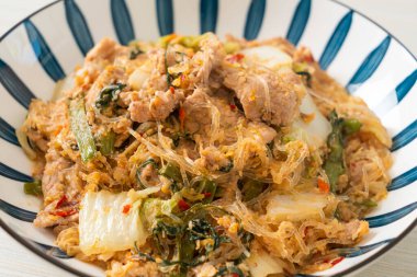 Kızarmış Tayland usulü Sukiyaki ya da Sukiyaki soslu domuz ve sebzeli karışık vermicelli Asya yemeği.