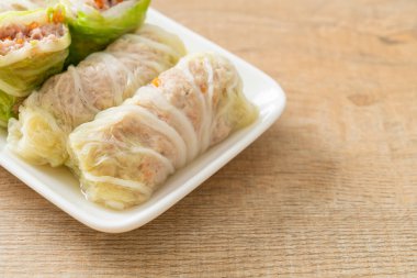 Çin lahanasına sarılı ev yapımı kıymalı domuz eti ya da haşlanmış lahana.