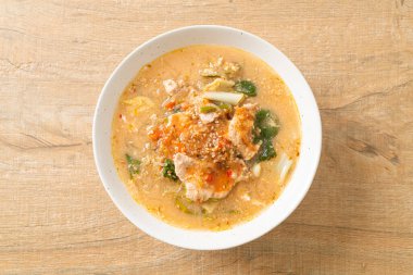 Tayland usulü domuz etli Sukiyaki Çorbası ya da sukiyaki çorbası içinde domuz ve sebzeli haşlanmış vermicelli Asya yemeği.