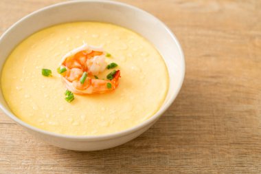 Karides ve taze soğanlı buğulanmış yumurta.