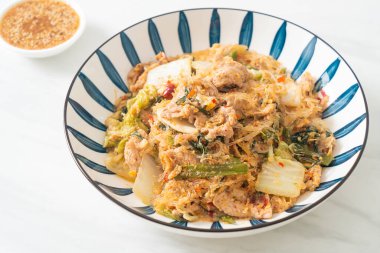 Kızarmış Tayland usulü Sukiyaki ya da Sukiyaki soslu domuz ve sebzeli karışık vermicelli Asya yemeği.