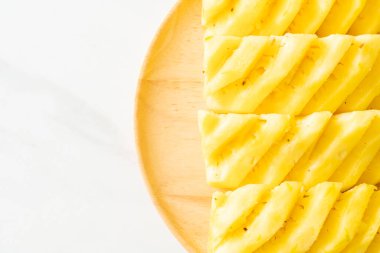 Tahta tabakta dilimlenmiş taze ananas