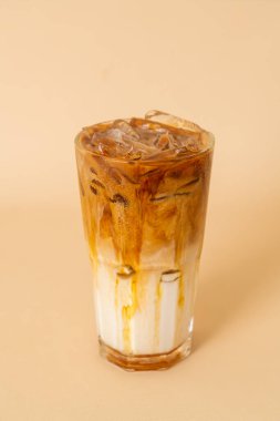 Buzlu karamelli macchiato. Bardakta kahve.