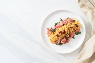 Kurutulmuş acı biber ve pastırmalı ev yapımı kızarmış spagetti.