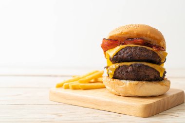 Peynir ve pastırmalı hamburger veya sığır burger - sağlıksız yemek tarzı.