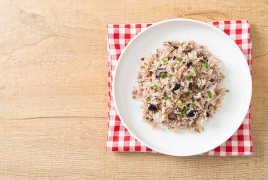 Çin zeytinli ve kıymalı pilav Asya usulü.