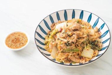 Kızarmış Tayland usulü Sukiyaki ya da Sukiyaki soslu domuz ve sebzeli karışık vermicelli Asya yemeği.