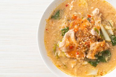 Tayland usulü domuz etli Sukiyaki Çorbası ya da sukiyaki çorbası içinde domuz ve sebzeli haşlanmış vermicelli Asya yemeği.