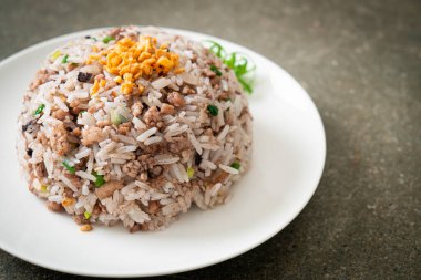 Çin usulü siyah zeytinli kıymalı pilav - Asya usulü.