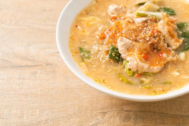 Tayland usulü domuz etli Sukiyaki Çorbası ya da sukiyaki çorbası içinde domuz ve sebzeli haşlanmış vermicelli Asya yemeği.