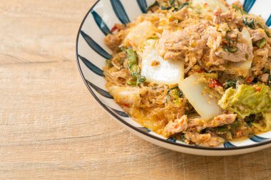 Kızarmış Tayland usulü Sukiyaki ya da Sukiyaki soslu domuz ve sebzeli karışık vermicelli Asya yemeği.