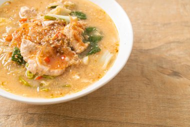 Tayland usulü domuz etli Sukiyaki Çorbası ya da sukiyaki çorbası içinde domuz ve sebzeli haşlanmış vermicelli Asya yemeği.