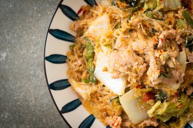 Kızarmış Tayland usulü Sukiyaki ya da Sukiyaki soslu domuz ve sebzeli karışık vermicelli Asya yemeği.