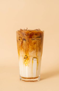 Buzlu karamelli macchiato. Bardakta kahve.