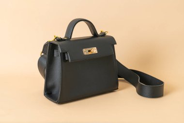 Güzel kadın siyah deri moda çantası.