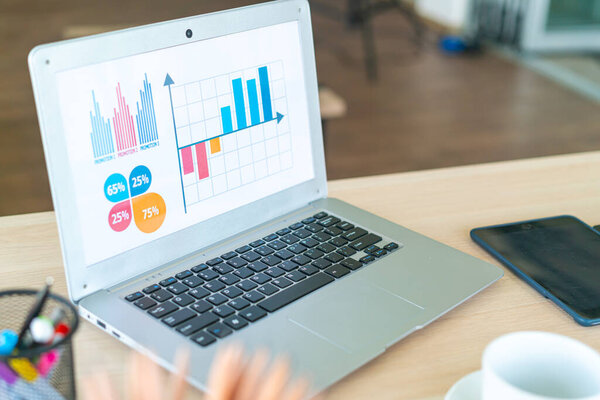 экран ноутбука с бизнес-графиком - бизнес-концепция