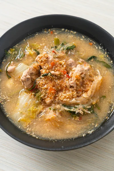 タイ風の豚肉とすき焼きスープまたはすき焼きスープに豚肉と野菜と煮込み春雨 アジア料理スタイル — ストック写真