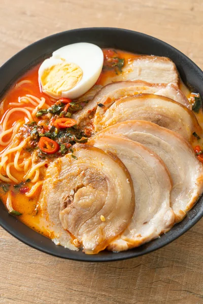 Ramen Eriştesi Baharatlı Tomyum Çorbası ile Kızarmış Domuz Füzyon Gıda Stili