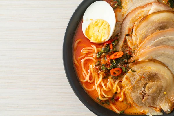 Ramen Eriştesi Baharatlı Tomyum Çorbası ile Kızarmış Domuz Füzyon Gıda Stili