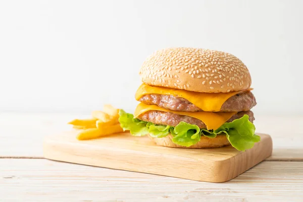 Hamburger Wieprzowy Lub Wieprzowy Serem Frytkami — Zdjęcie stockowe